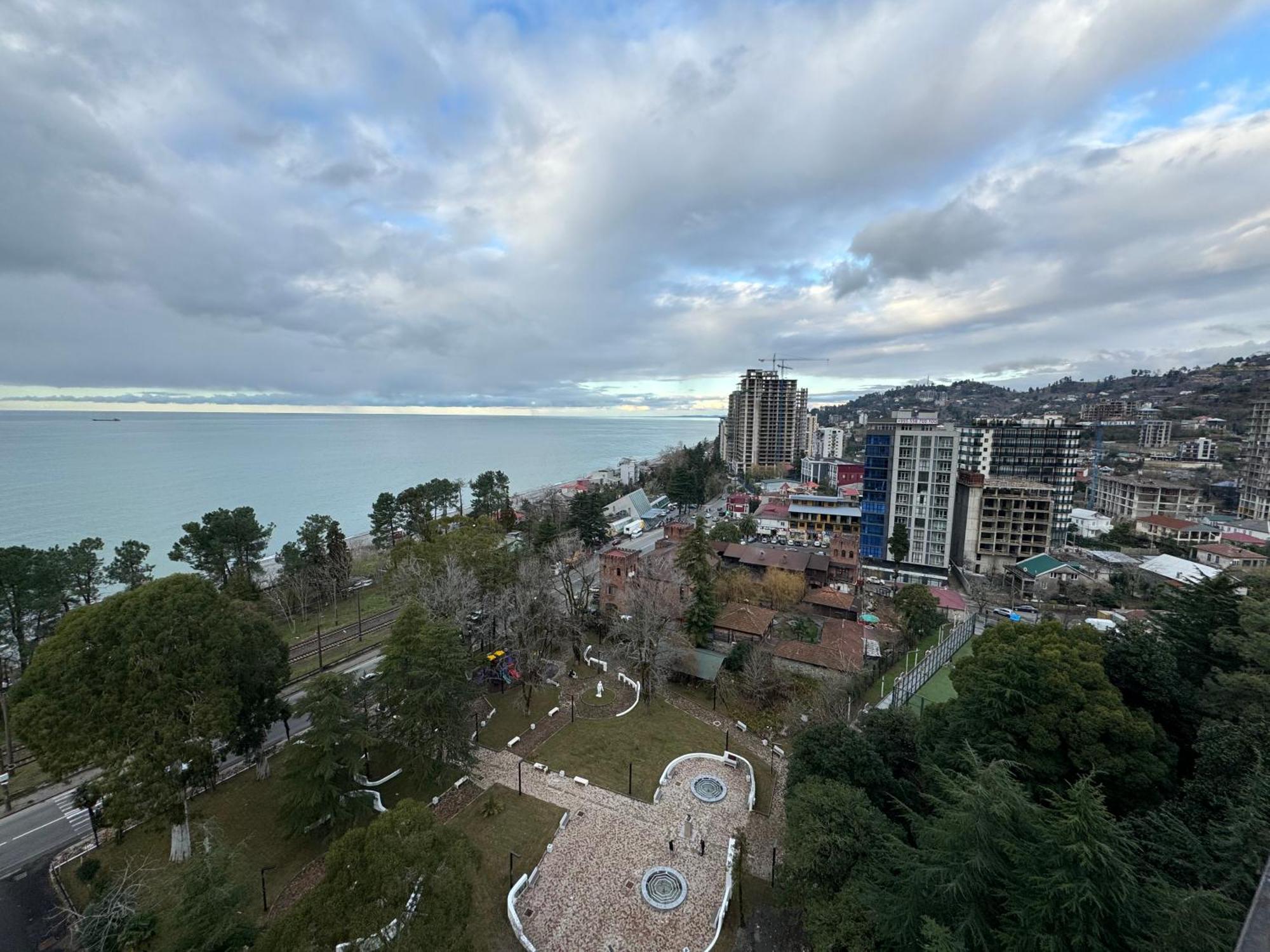 Colibri Apartment Batumi Bagian luar foto