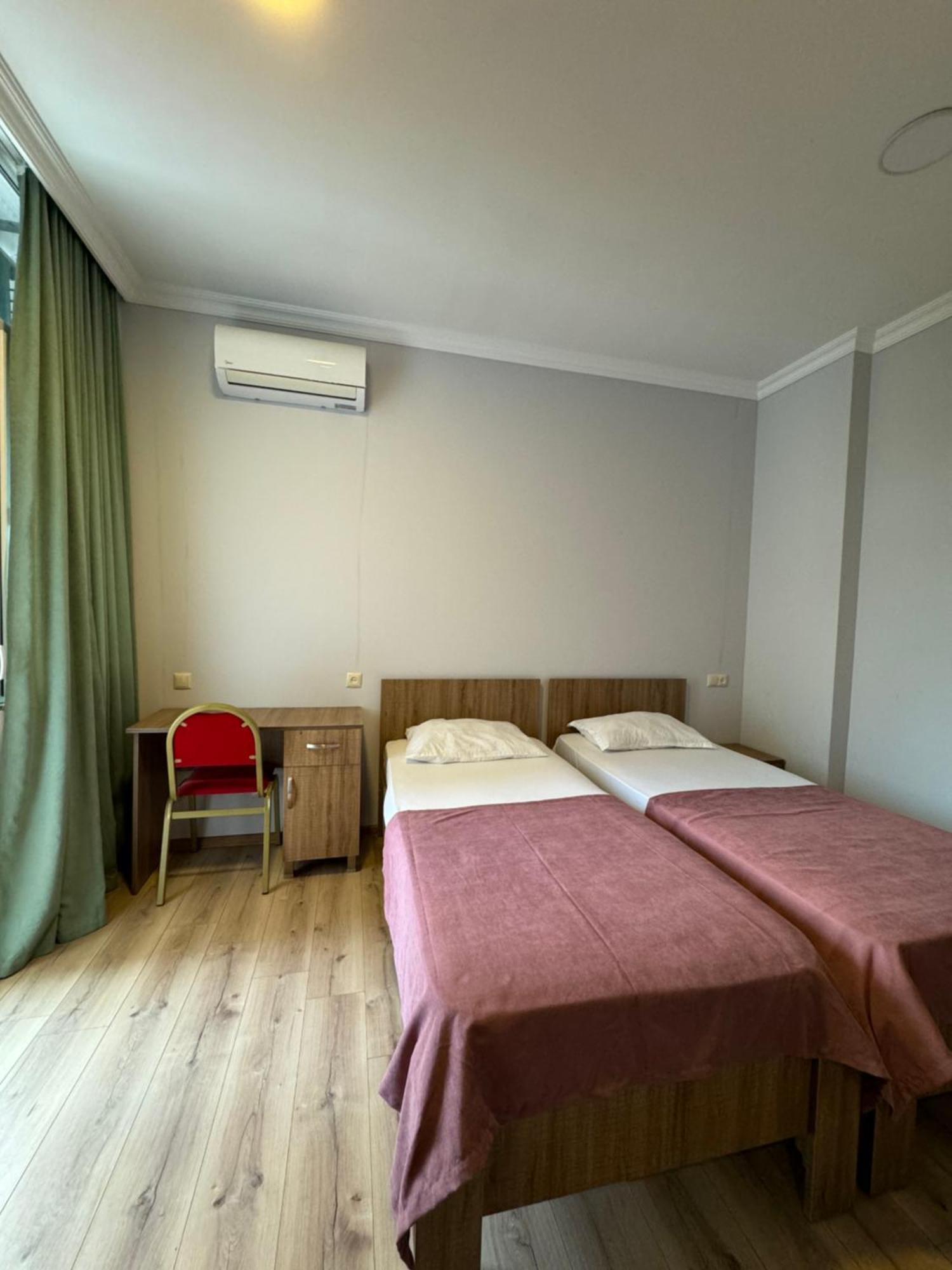 Colibri Apartment Batumi Bagian luar foto