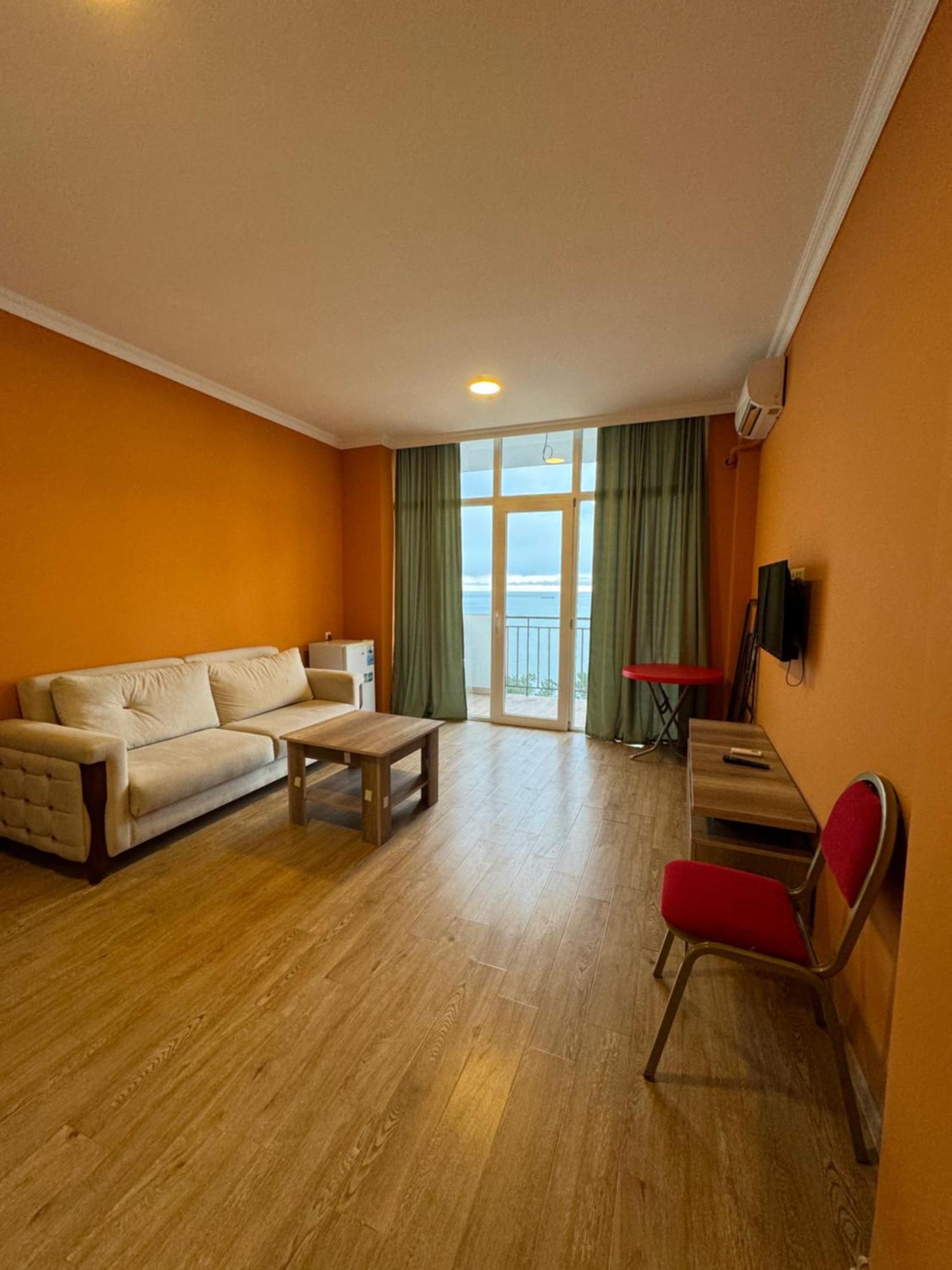 Colibri Apartment Batumi Bagian luar foto