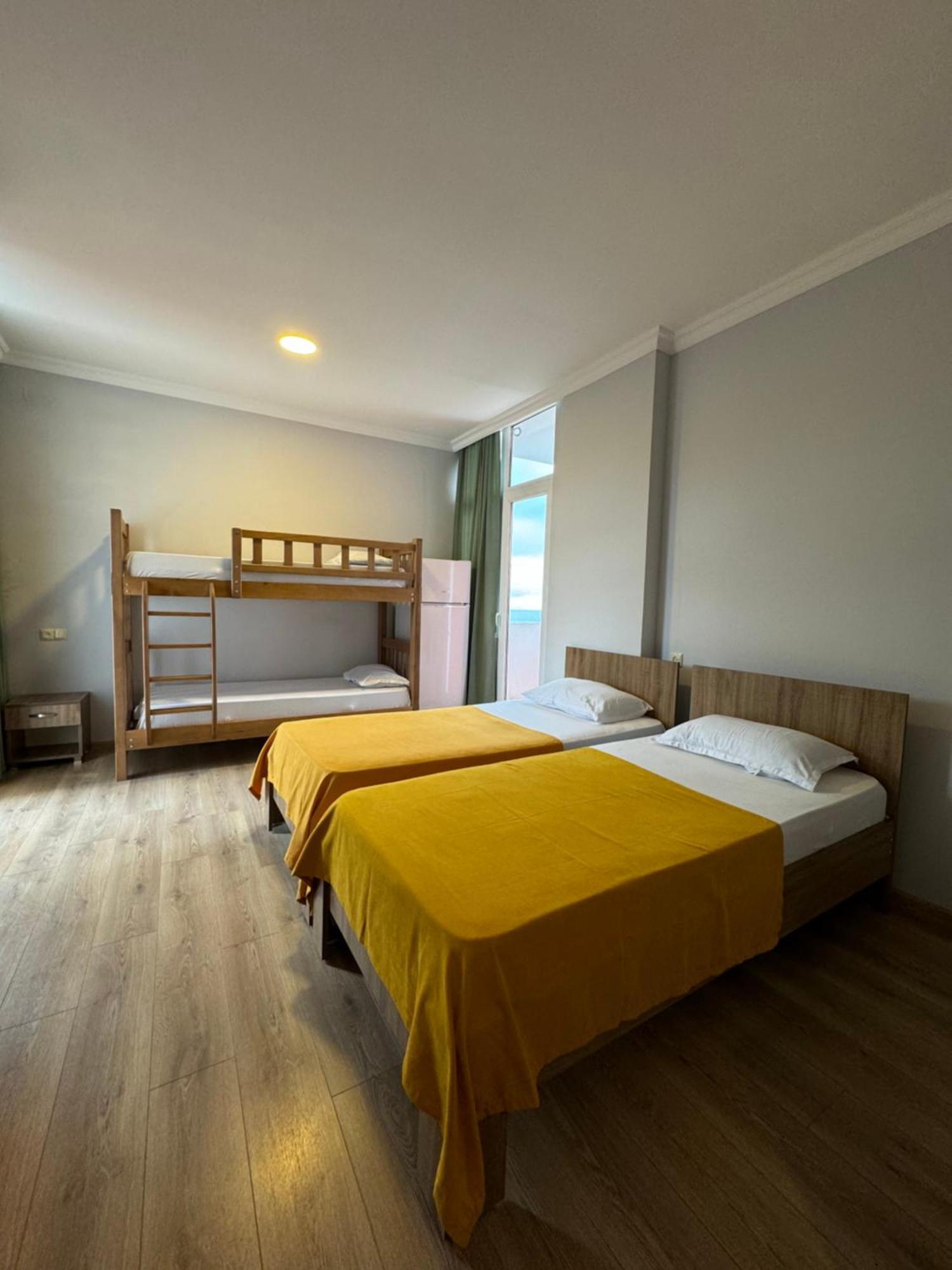 Colibri Apartment Batumi Bagian luar foto