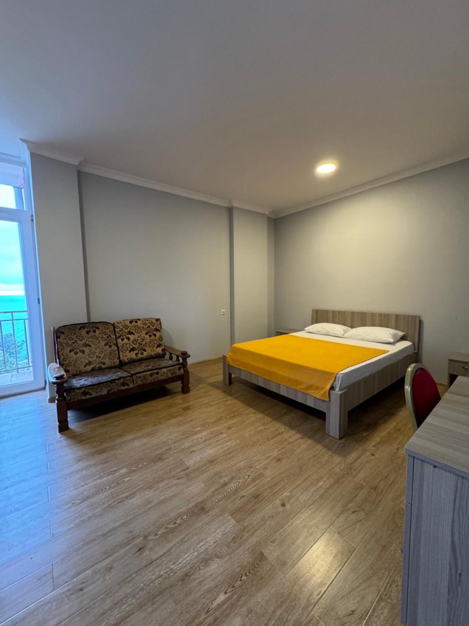 Colibri Apartment Batumi Bagian luar foto