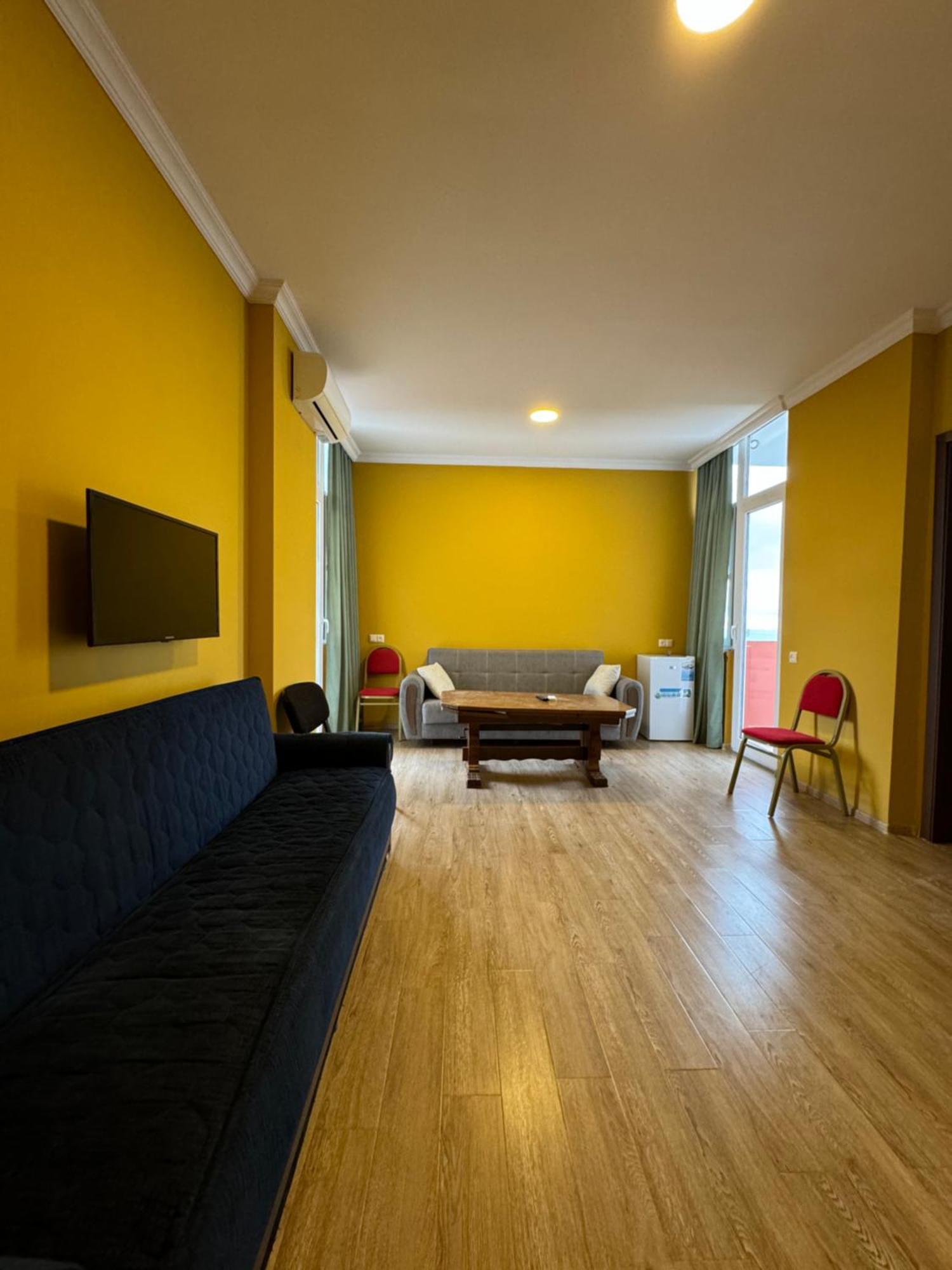 Colibri Apartment Batumi Bagian luar foto