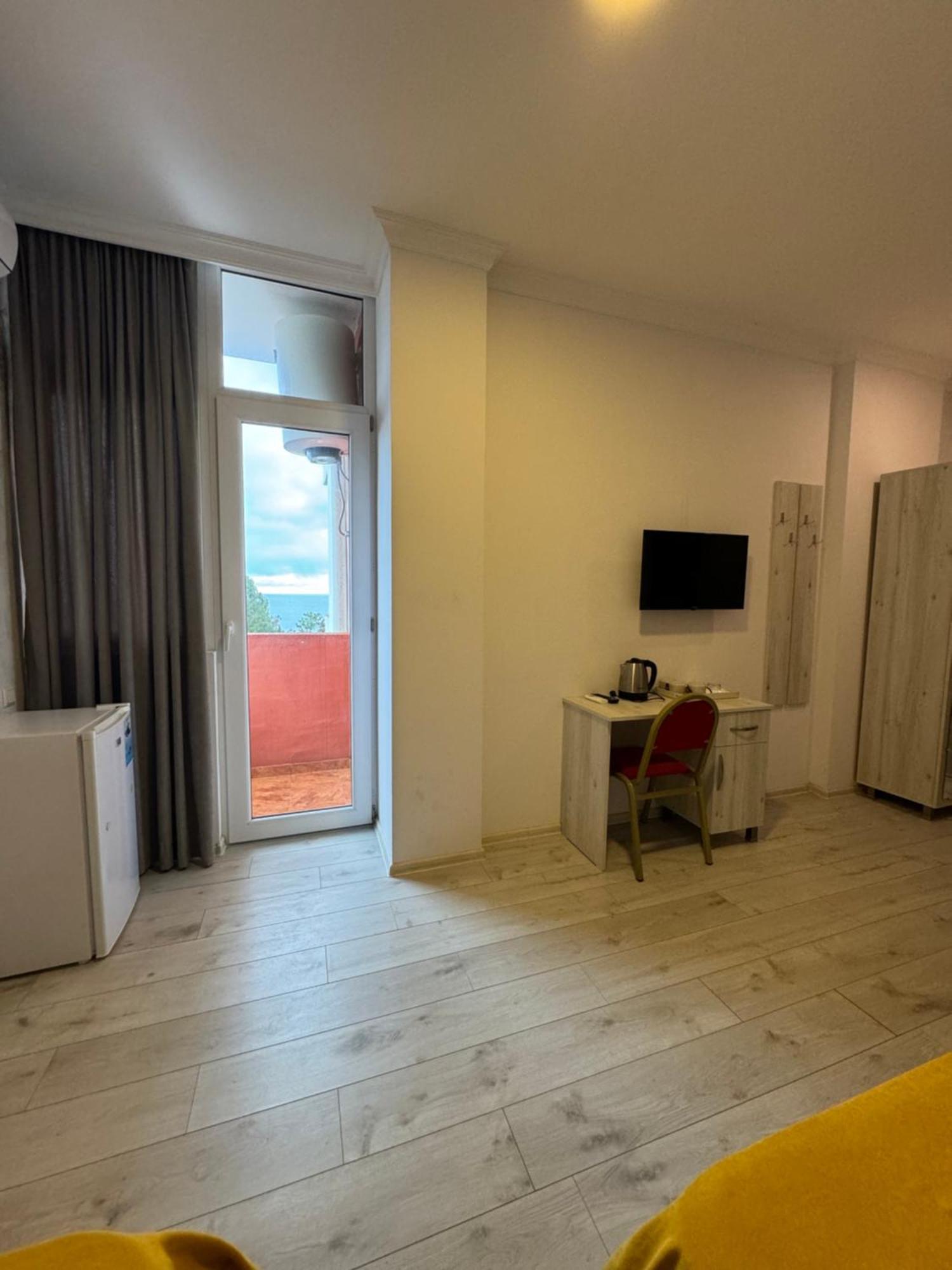 Colibri Apartment Batumi Bagian luar foto