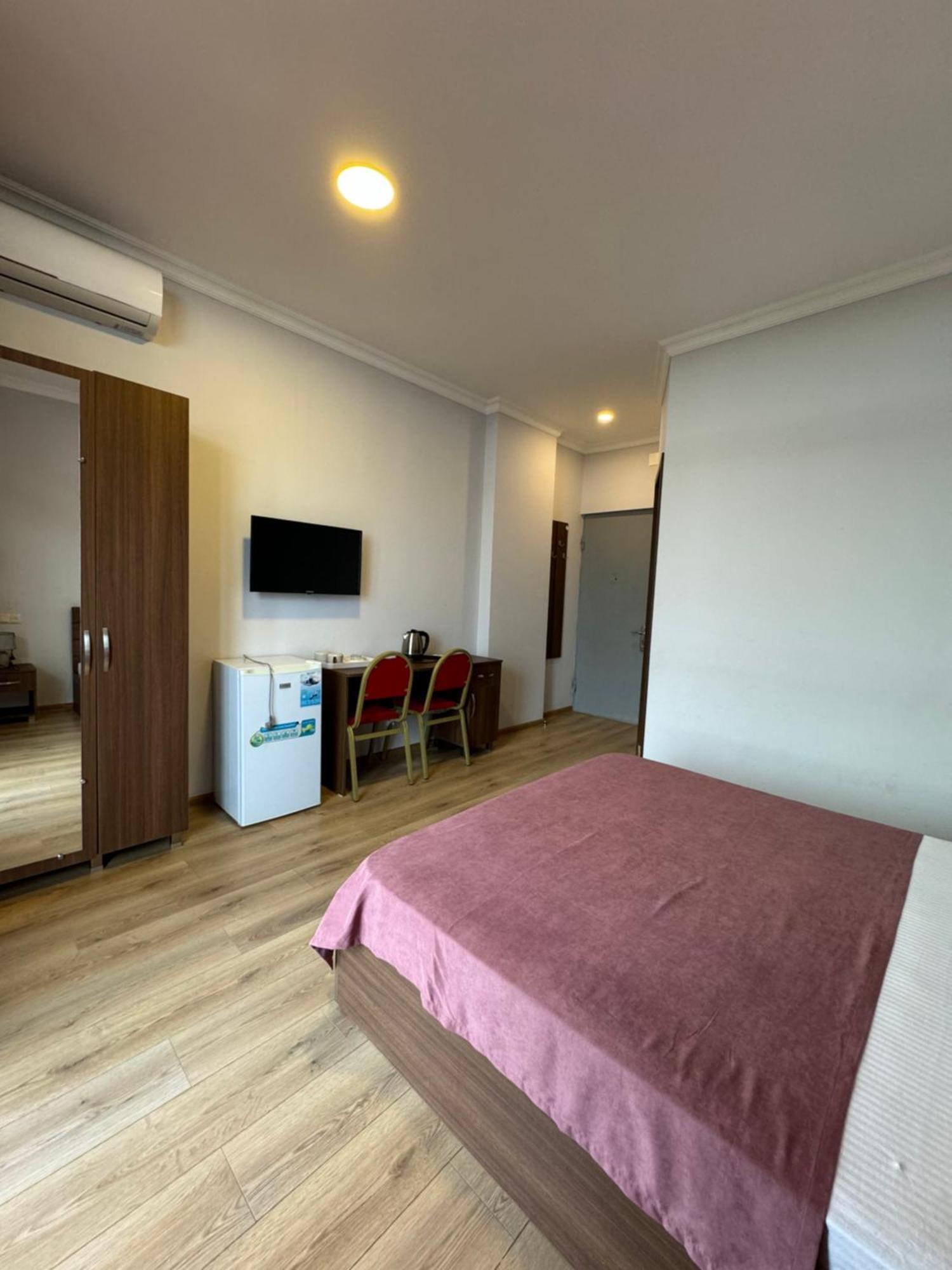 Colibri Apartment Batumi Bagian luar foto