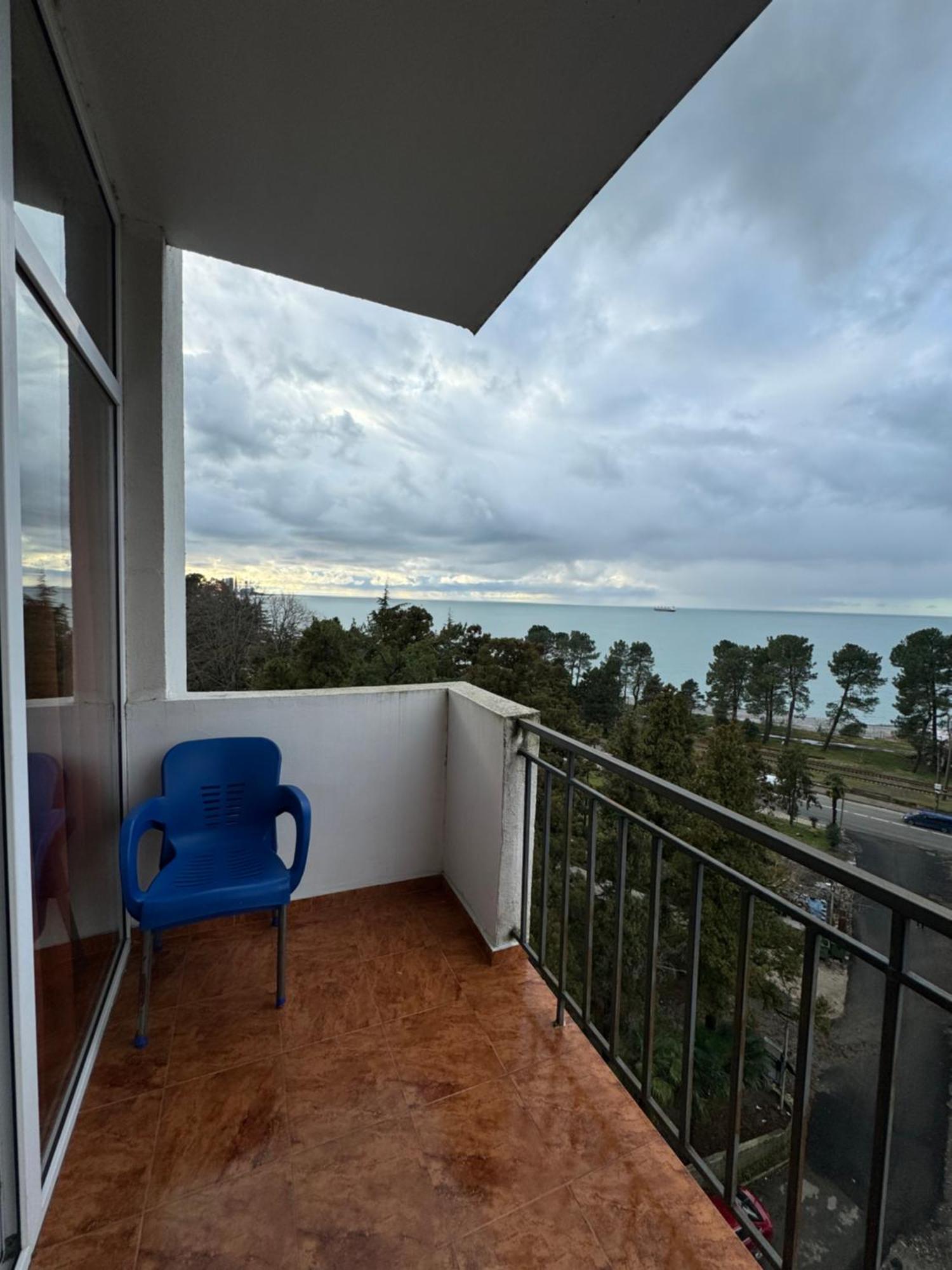 Colibri Apartment Batumi Bagian luar foto
