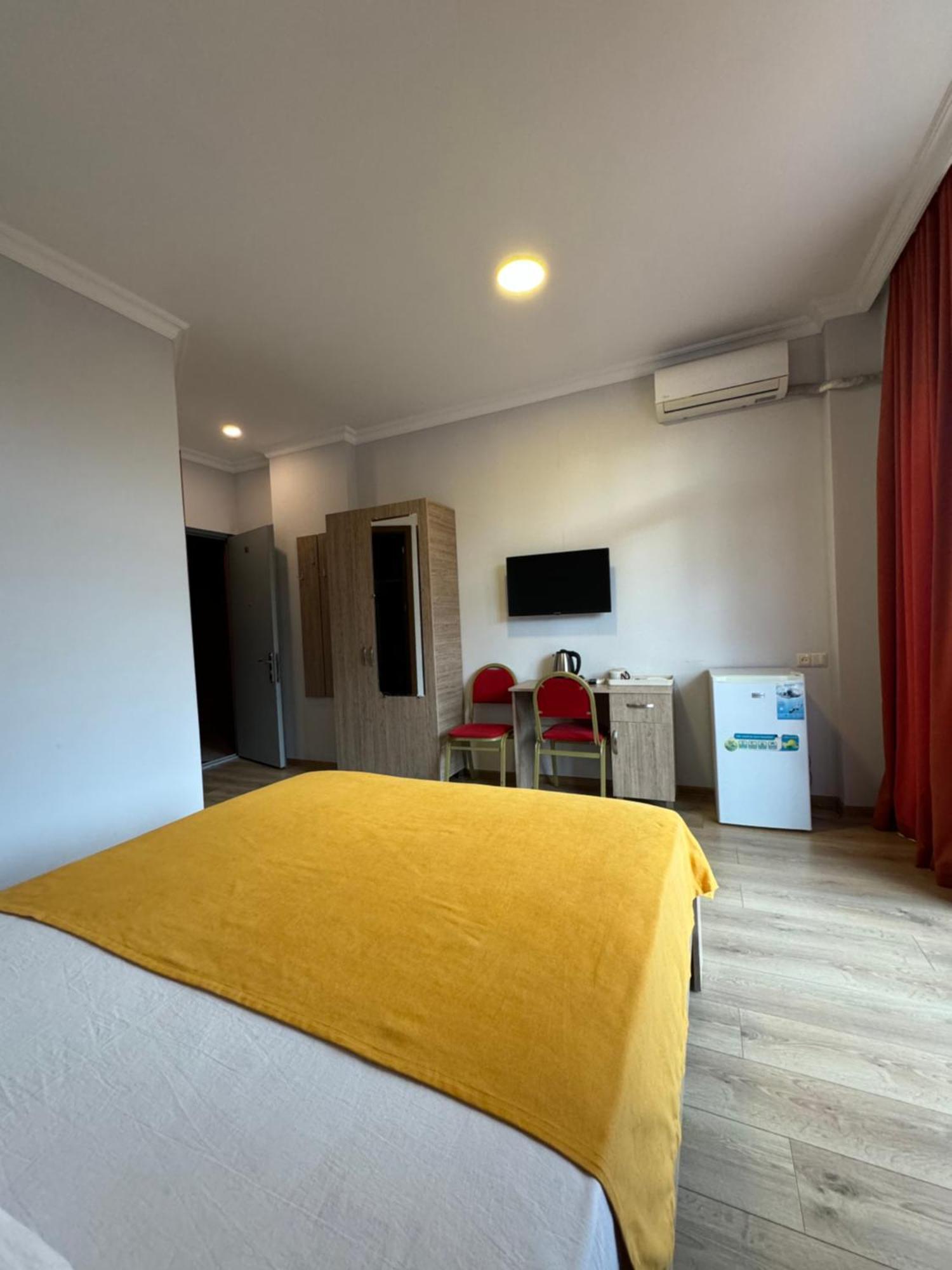 Colibri Apartment Batumi Bagian luar foto