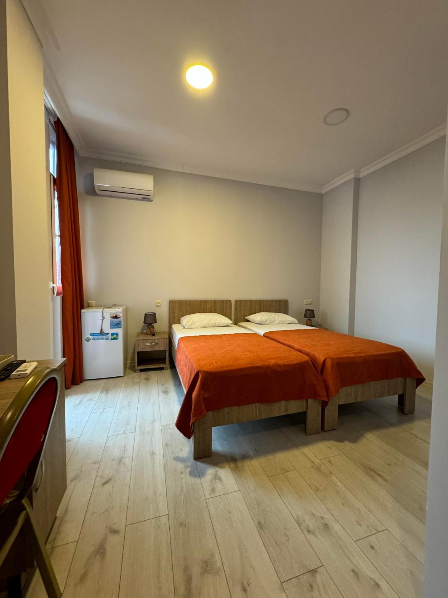 Colibri Apartment Batumi Bagian luar foto