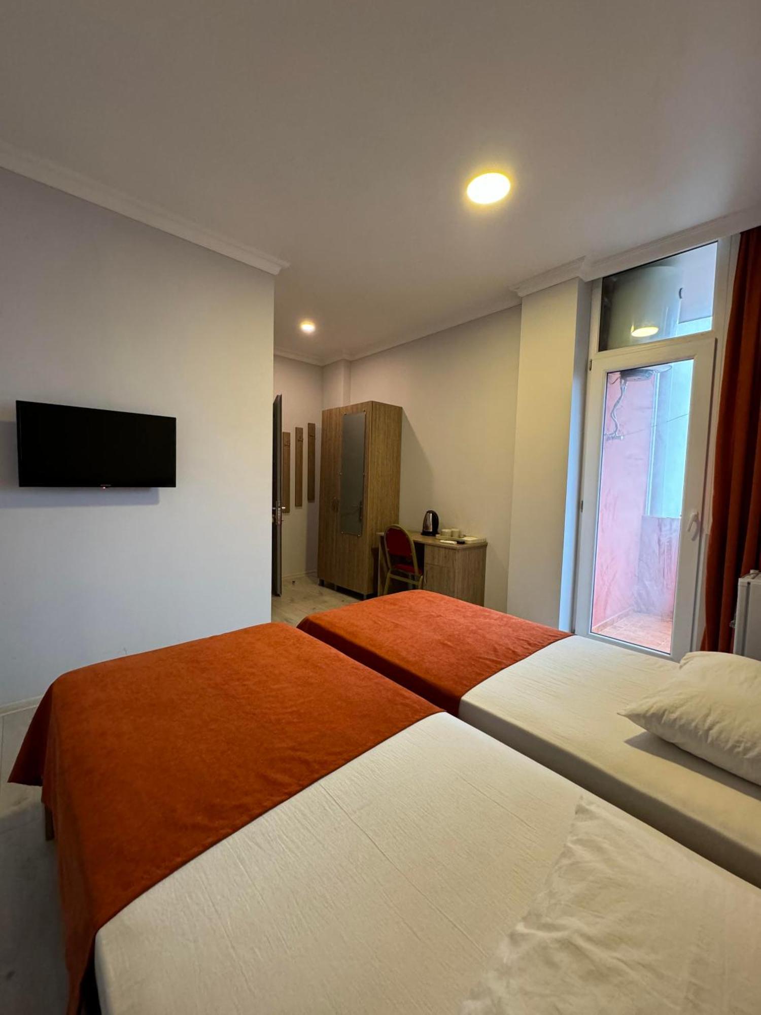 Colibri Apartment Batumi Bagian luar foto