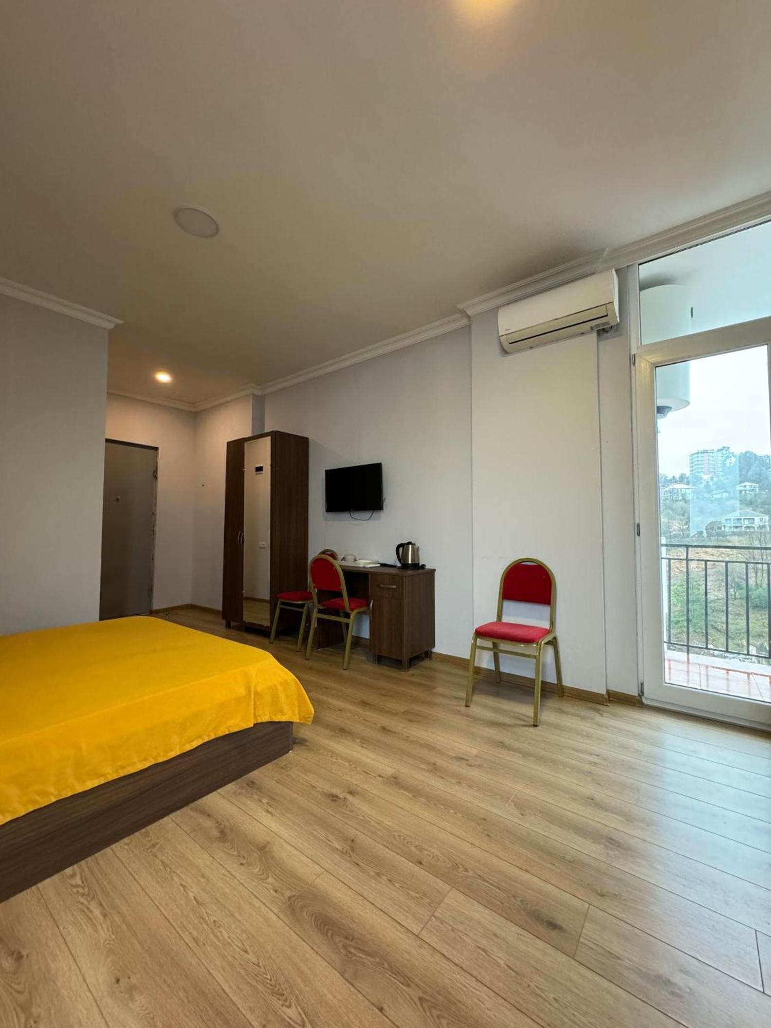 Colibri Apartment Batumi Bagian luar foto