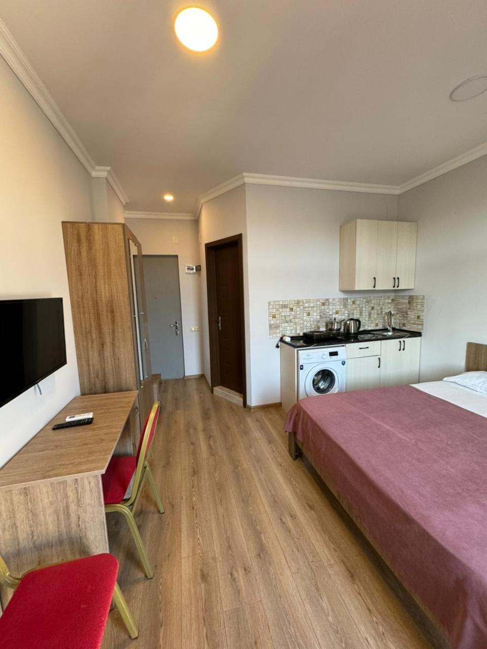 Colibri Apartment Batumi Bagian luar foto