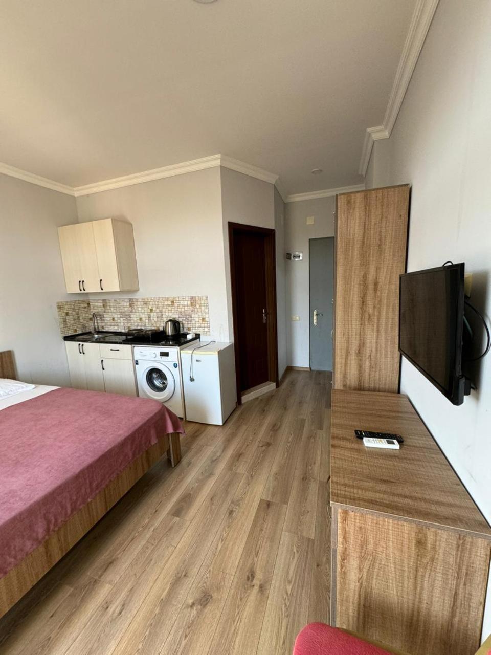 Colibri Apartment Batumi Bagian luar foto