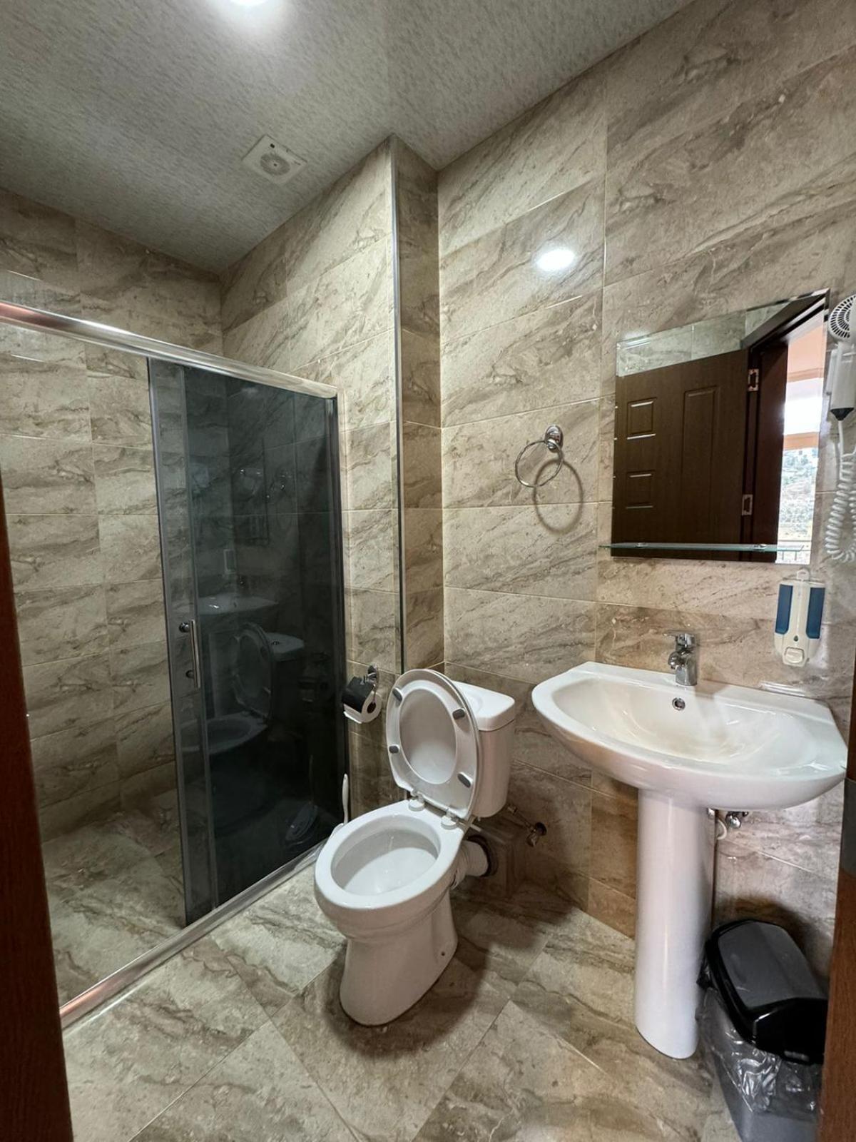 Colibri Apartment Batumi Bagian luar foto